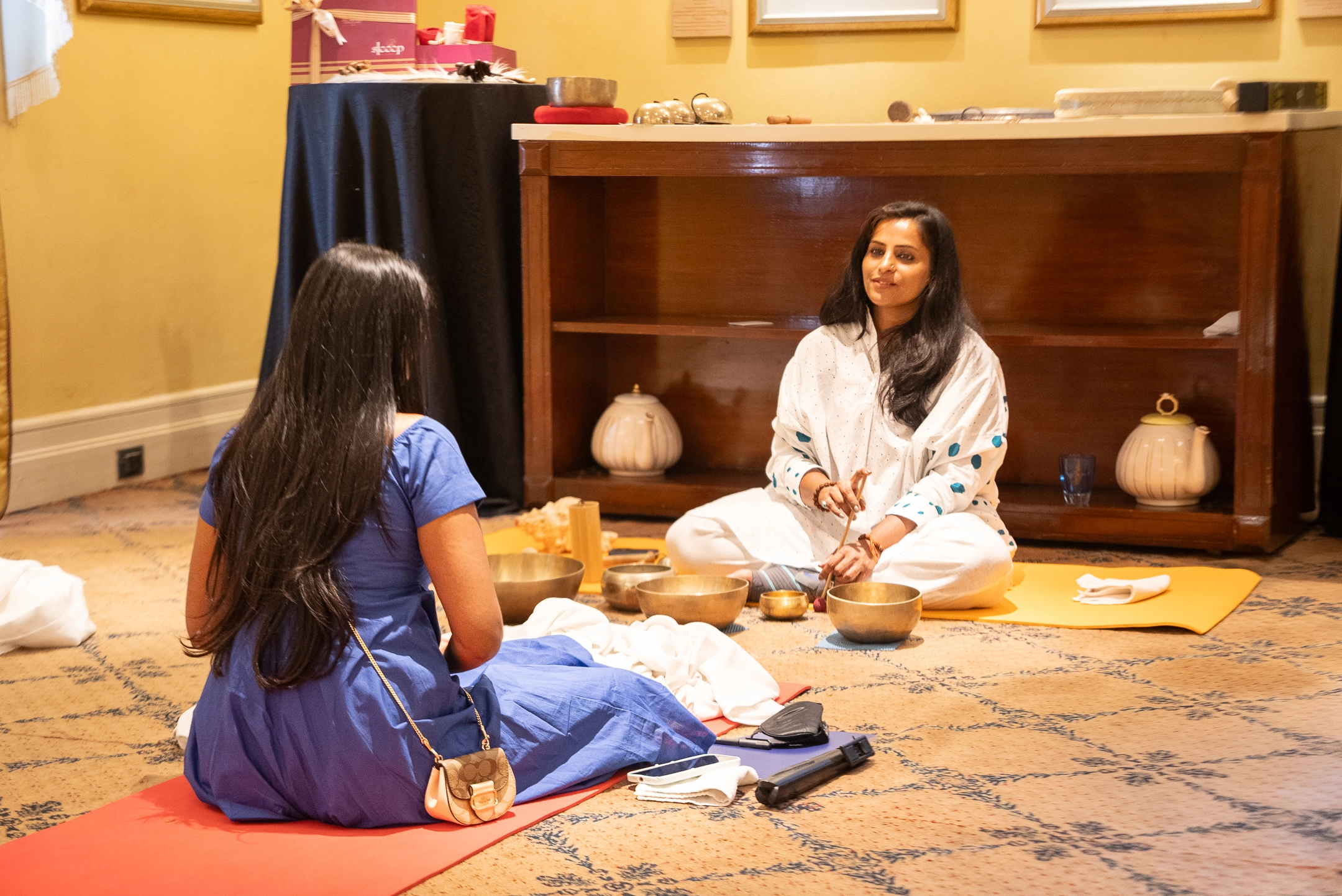 Advanced singing bowl therapy session